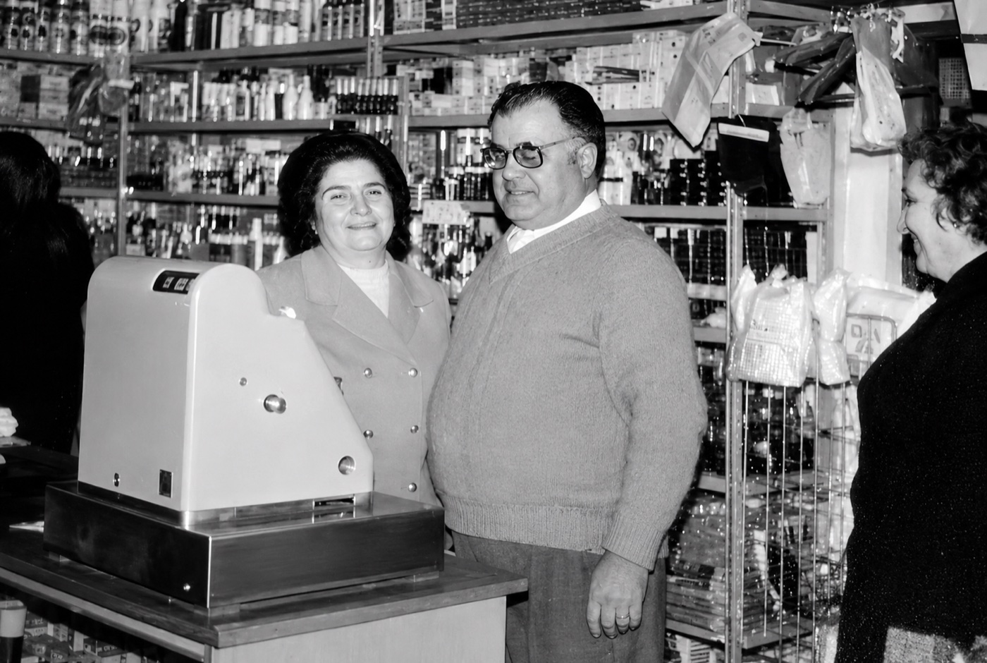D. Rafael Haro Morilla y Dña. Carmen Haro Gómez en la tienda Los Dos Haros