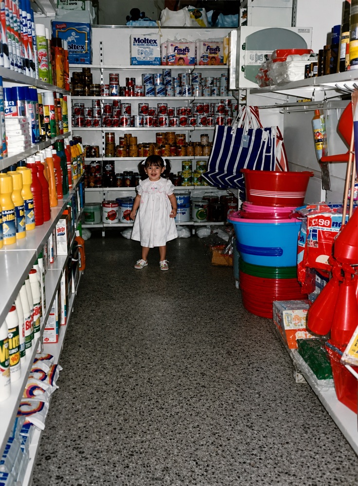 Isabel Haro de niña en un pasillo de la tienda