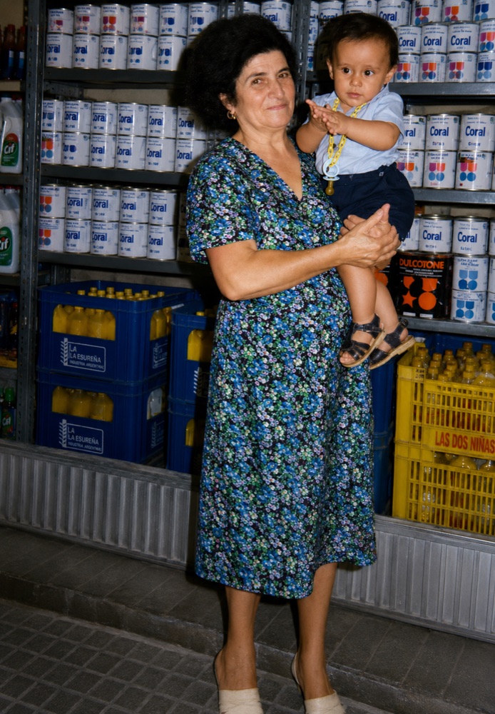 José Haro de niño con su abuela en la tienda familiar