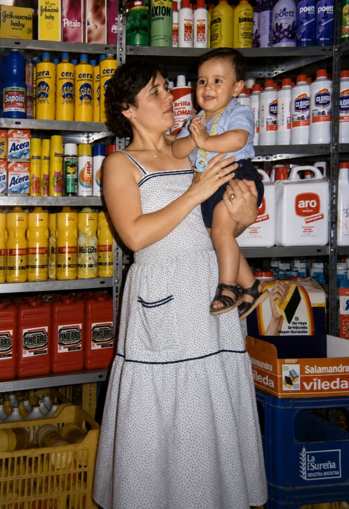 José Haro de niño con su madre entre estanterías de droguería